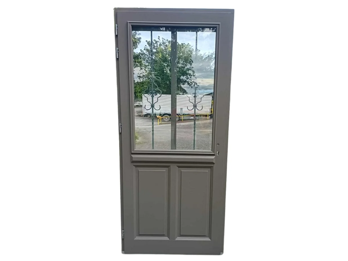 Puerta de entrada de madera con cristal Santiago Gris Cuarzo, H.215 x L.90 cm, con tablero lateral, derecha, manilla, bombillo de GD MENUISERIES sin manilla