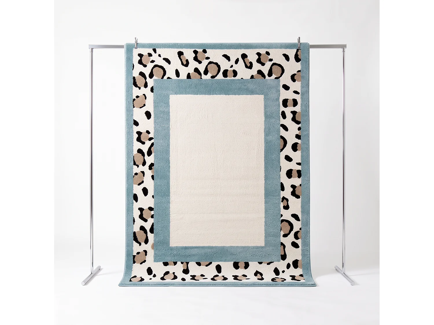 Tapis intérieur motif léopard bleu clair et crème 160x230cm - Yuna