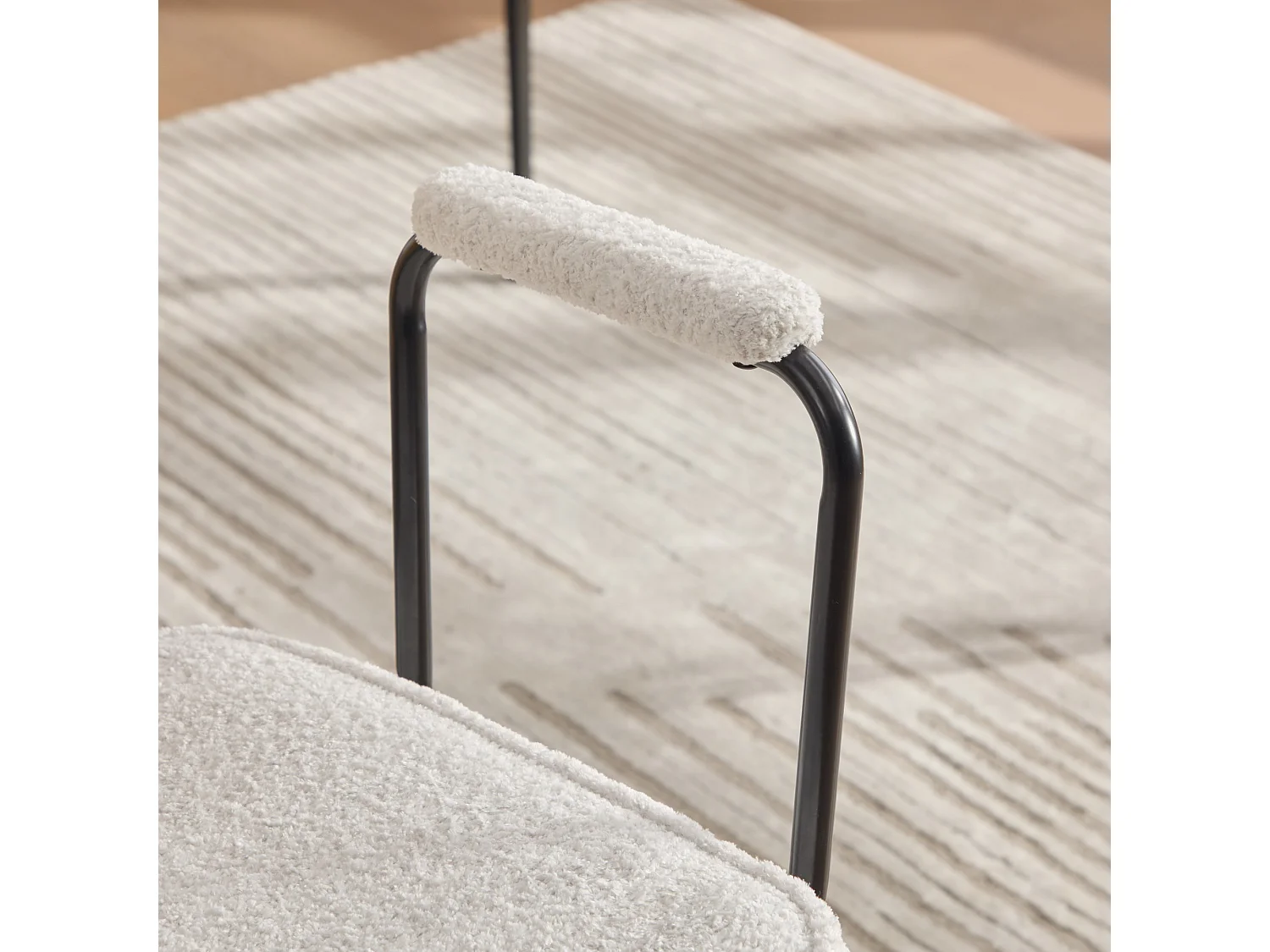 Lot de 2 chaises avec accoudoirs rembourrage en chenille cadre en bois massif au dossier effet rotin et pieds métalliques réglables couleur ivoire - Sweiko