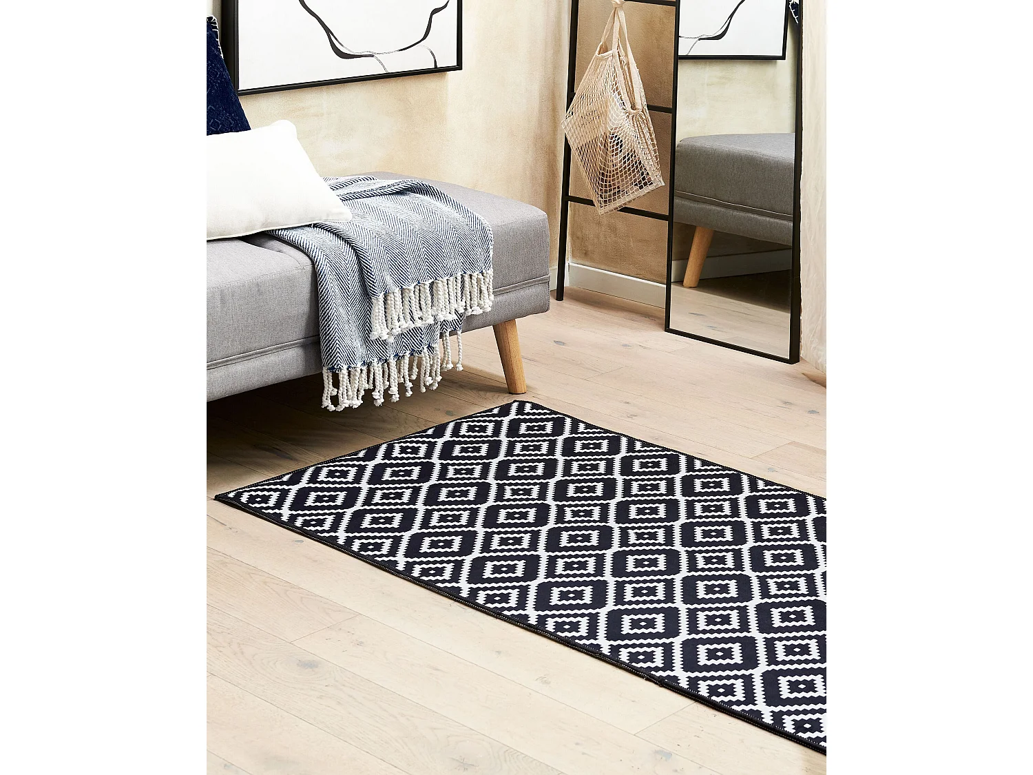 Vloerkleed zwart en wit 70 x 200 cm KARUNGAL