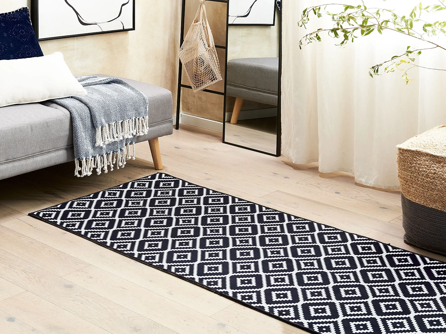 Vloerkleed zwart en wit 70 x 200 cm KARUNGAL