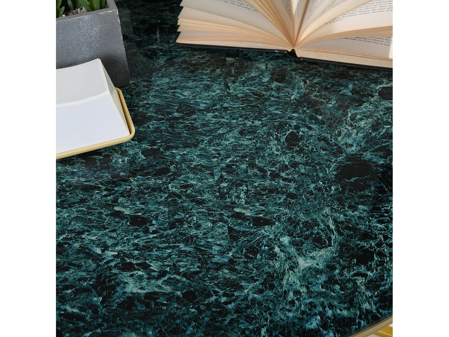 Table basse ronde en verre vert et métal dorée INMA GREEN