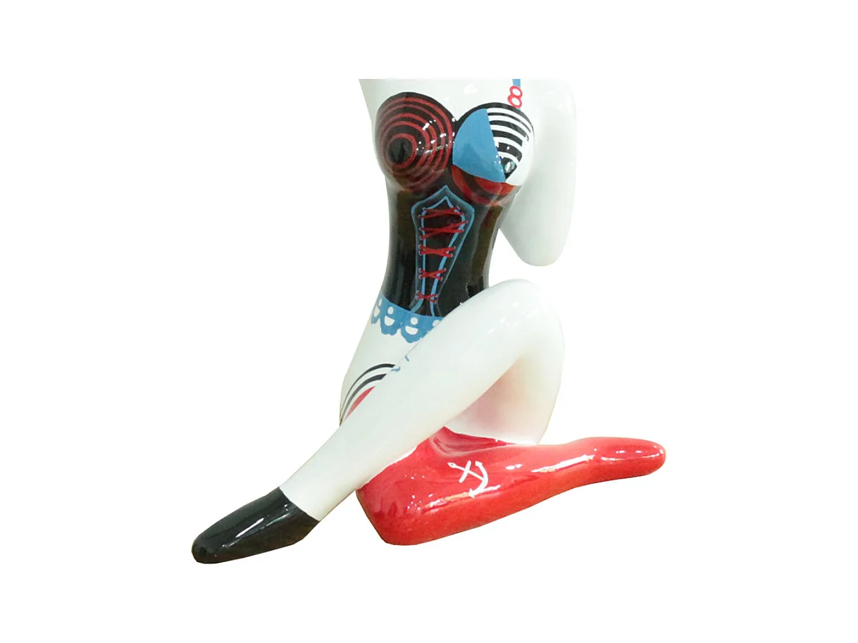 Statue femme assise avec corset rouge noir et bleu H54 cm - DAMA LACE