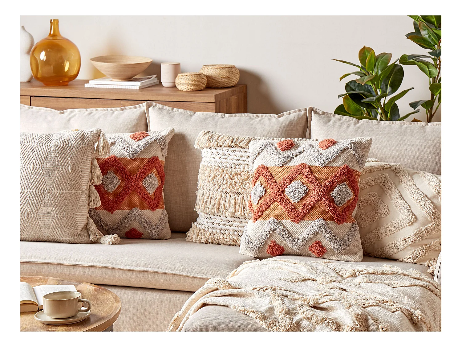 Coussin en coton beige et orange à motif géométrique touffeté 45 x 45 cm BREVIFOLIA