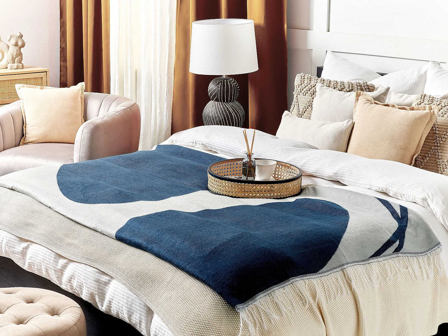 Tagesdecke blau / weiß 130 x 170 cm mit Fransen abstraktes Motiv Modern Haprek