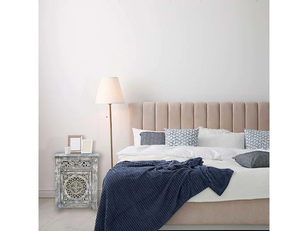 Table de chevet en bois avec finition artisanale, dimensions 60x40x70 cm.