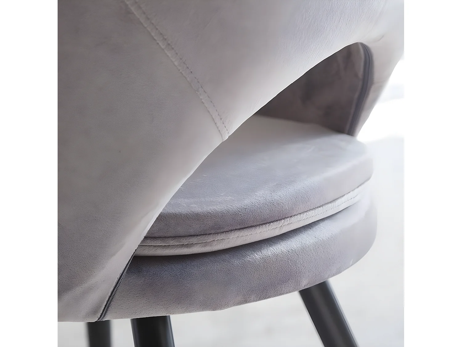 Juego de 2 sillas estilo sillón en terciopelo gris ratón Elouan, diseño escandinavo con cojín acolchado y patas de metal negro.