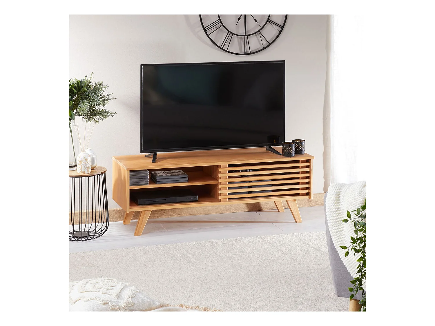 Meuble TV SEAN banc télé de 115 cm au design vintage avec 4 niches et 1 porte coulissante ajourée, en pin massif à la finition cirée
