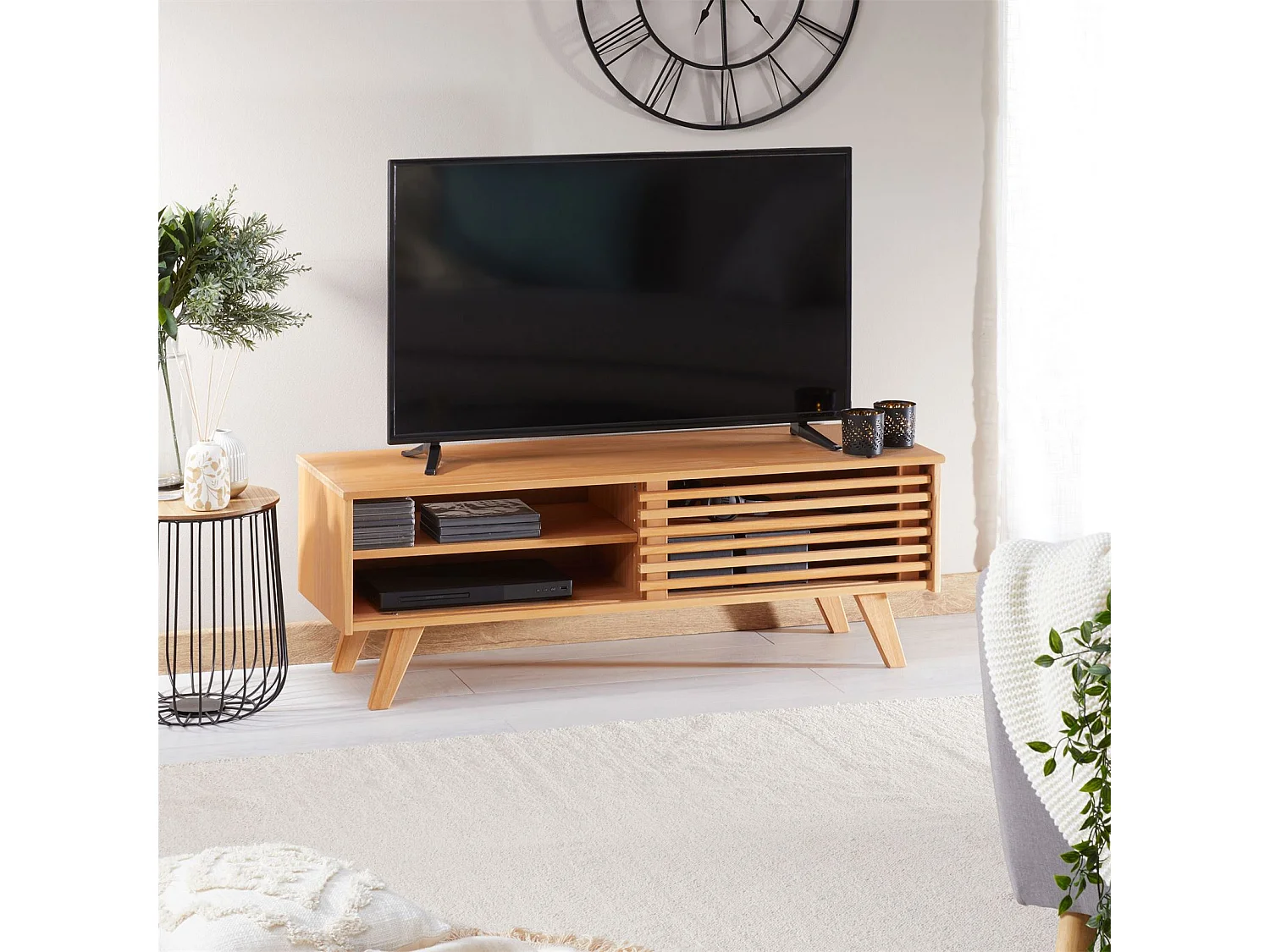 Meuble TV SEAN banc télé de 115 cm au design vintage avec 4 niches et 1 porte coulissante ajourée, en pin massif à la finition cirée