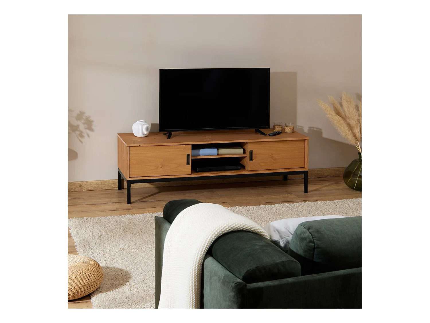 Meuble TV SELMA banc télé de 145 cm au style industriel design vintage avec 2 portes coulissantes, en pin massif teinté brun clair