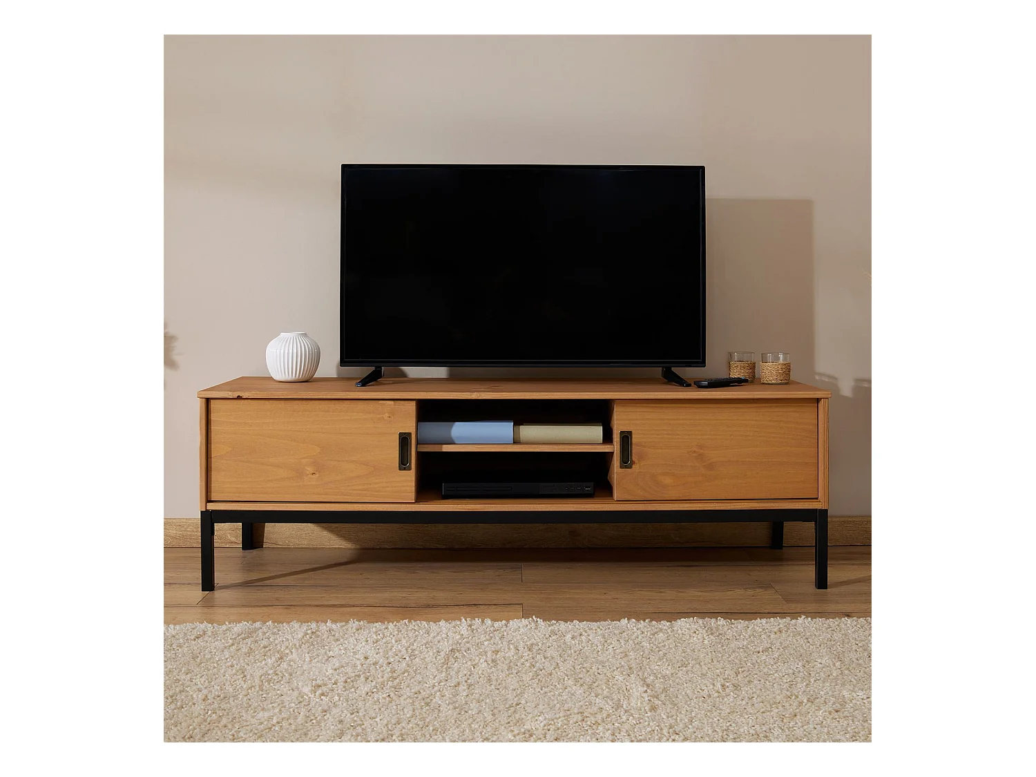 Meuble TV SELMA banc télé de 145 cm au style industriel design vintage avec 2 portes coulissantes, en pin massif teinté brun clair