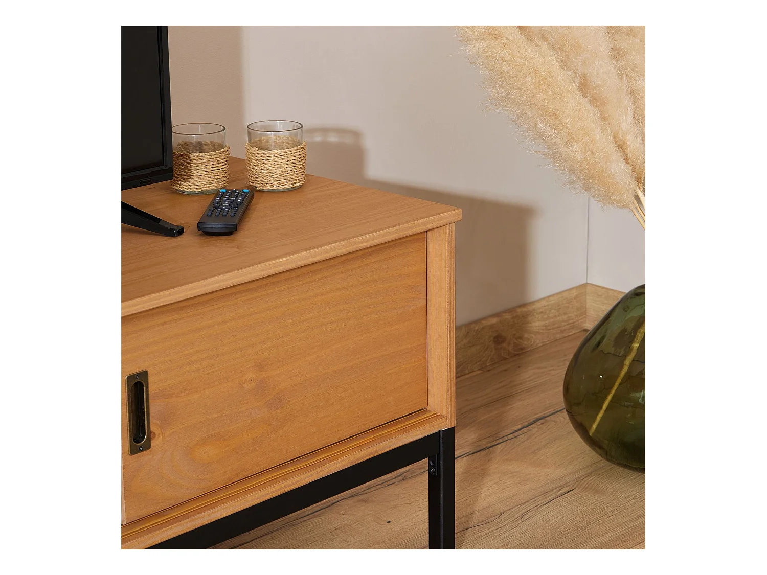 Meuble TV SELMA banc télé de 145 cm au style industriel design vintage avec 2 portes coulissantes, en pin massif teinté brun clair