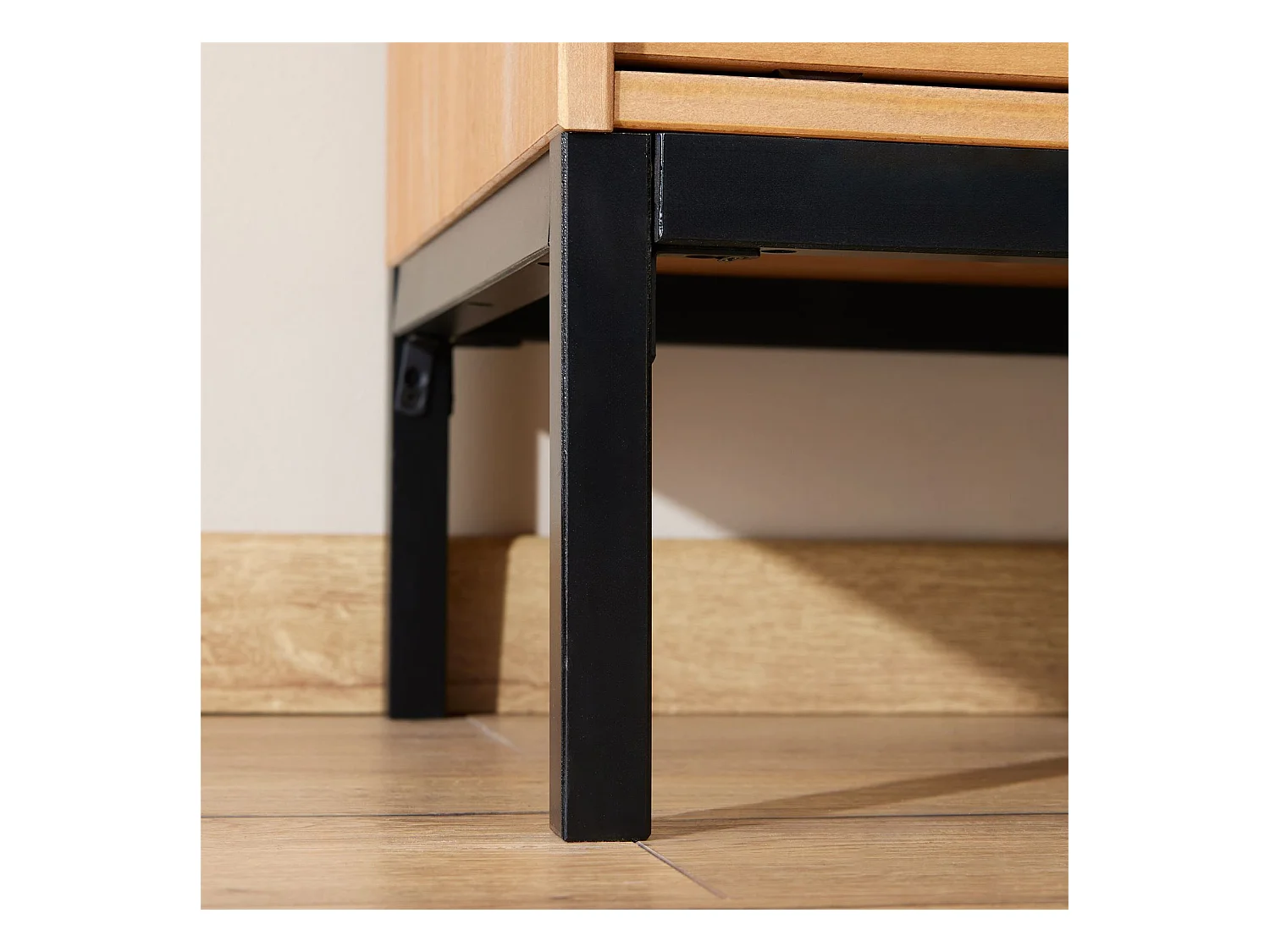 Meuble TV SELMA banc télé de 145 cm au style industriel design vintage avec 2 portes coulissantes, en pin massif teinté brun clair