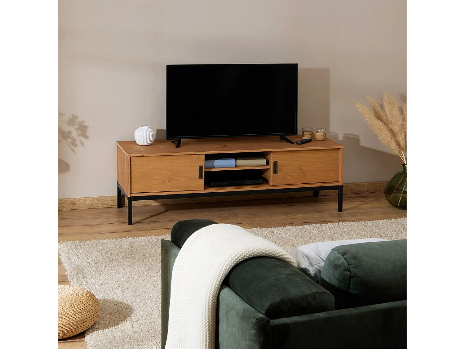 Meuble TV SELMA banc télé de 145 cm au style industriel design vintage avec 2 portes coulissantes, en pin massif teinté brun clair