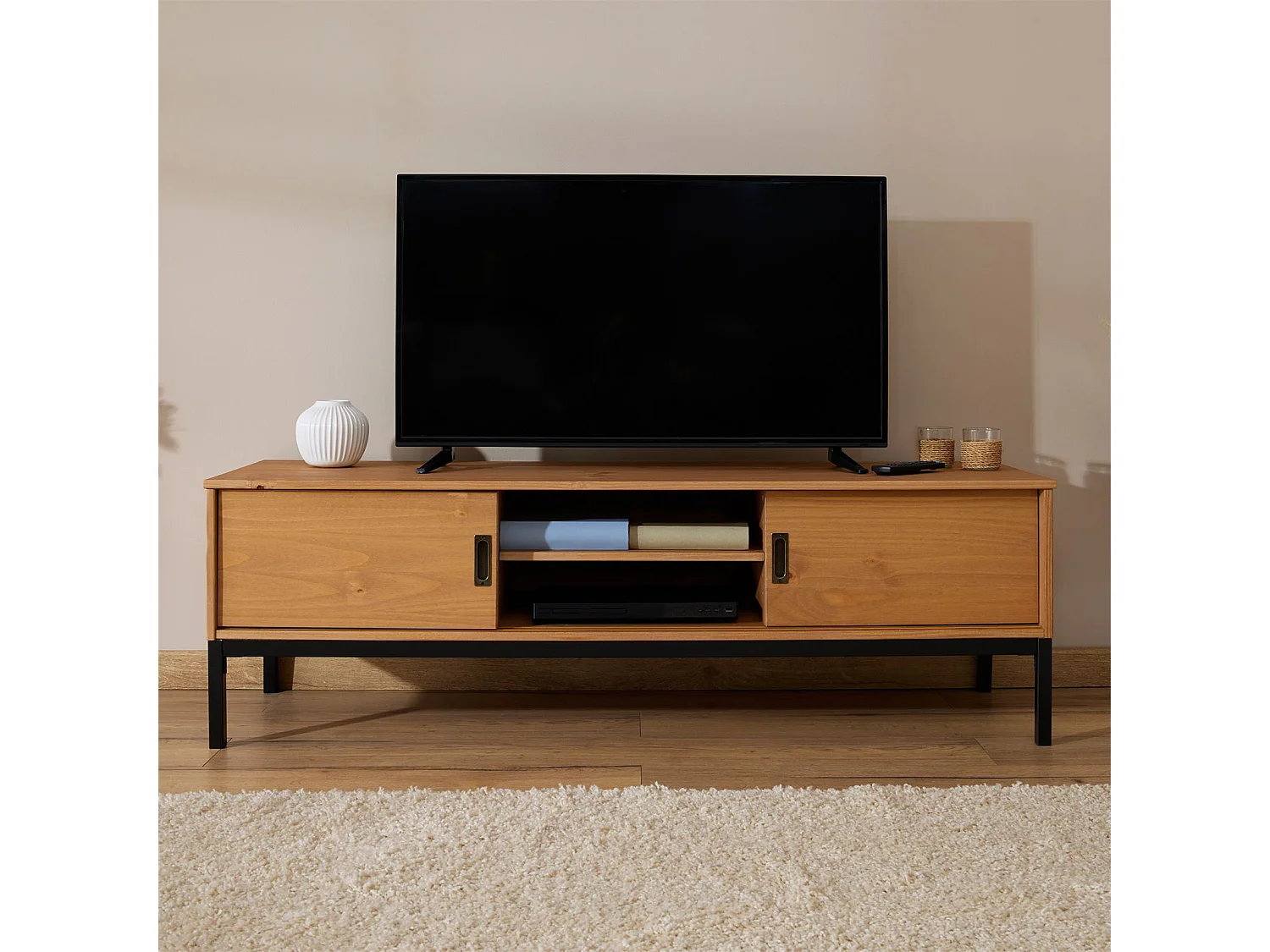 Meuble TV SELMA banc télé de 145 cm au style industriel design vintage avec 2 portes coulissantes, en pin massif teinté brun clair