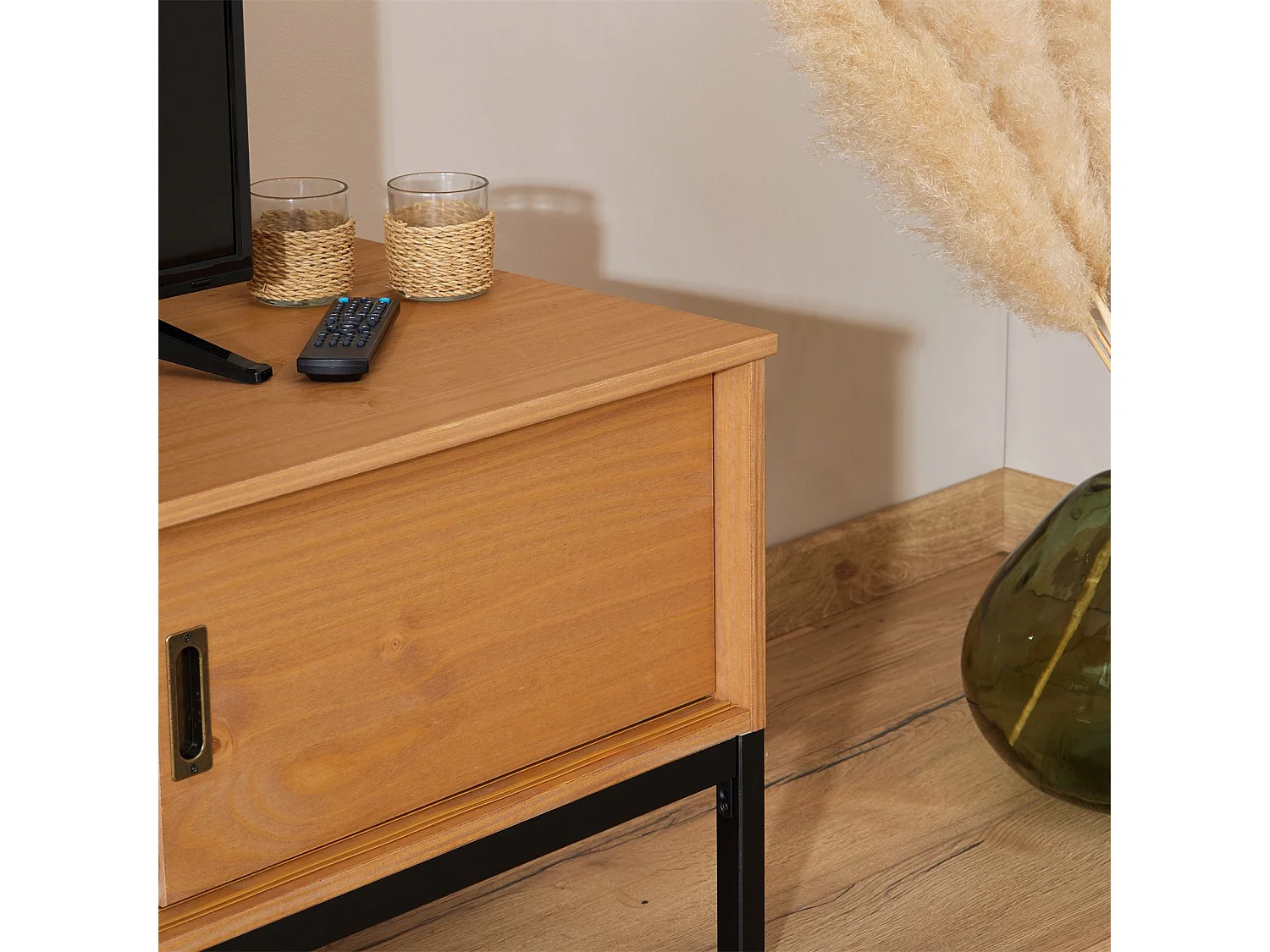 Meuble TV SELMA banc télé de 145 cm au style industriel design vintage avec 2 portes coulissantes, en pin massif teinté brun clair