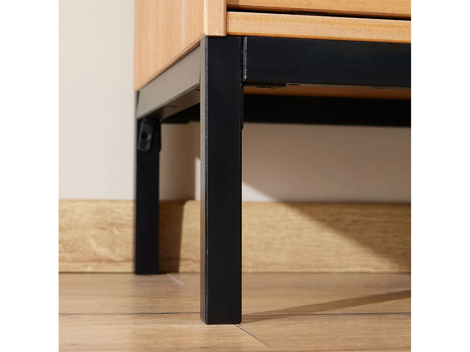 Meuble TV SELMA banc télé de 145 cm au style industriel design vintage avec 2 portes coulissantes, en pin massif teinté brun clair