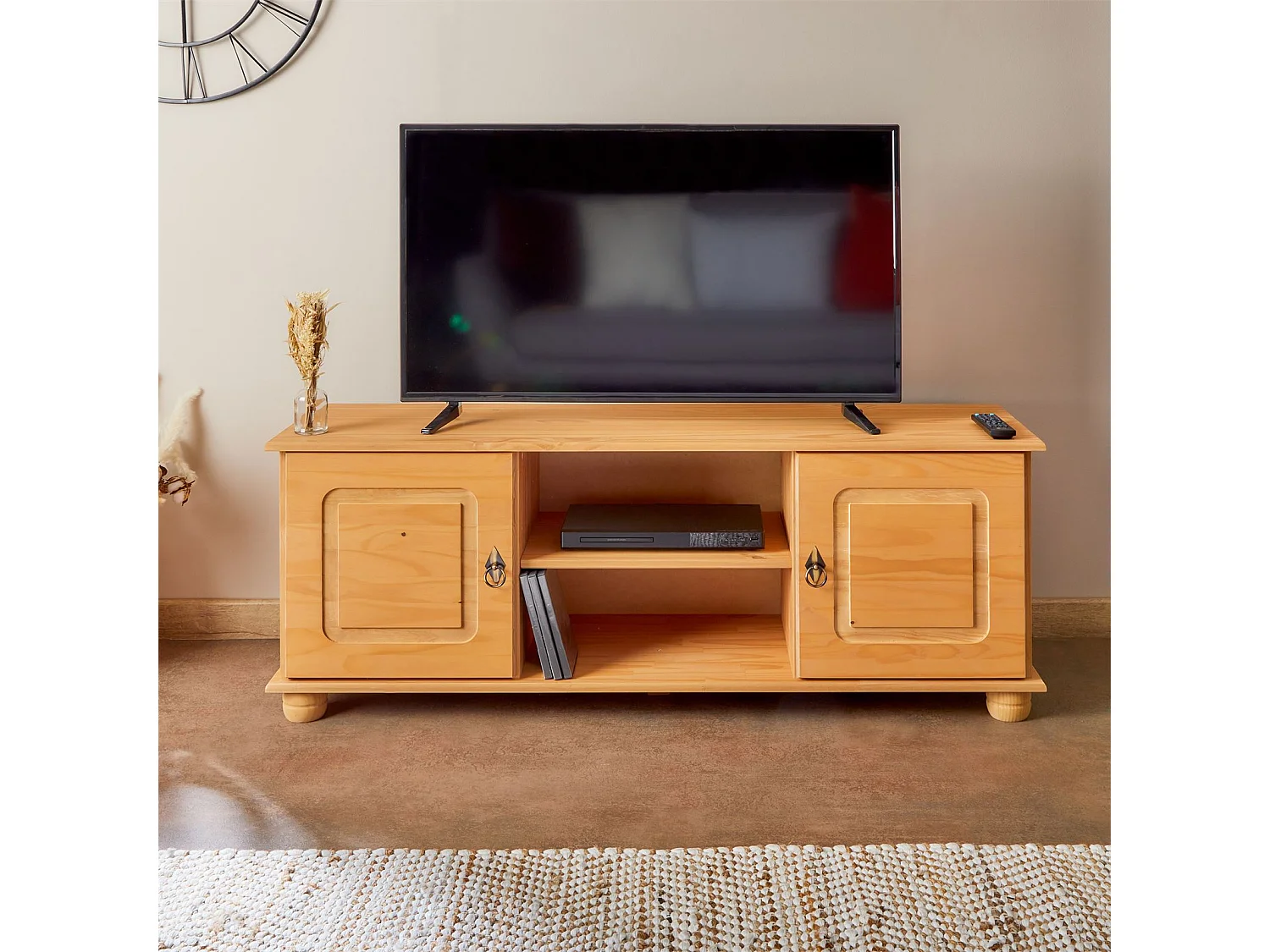 Meuble TV BELFORT banc télévision de 134 cm en bois style campagne avec 2 portes et 2 niches, en pin massif teinté et ciré