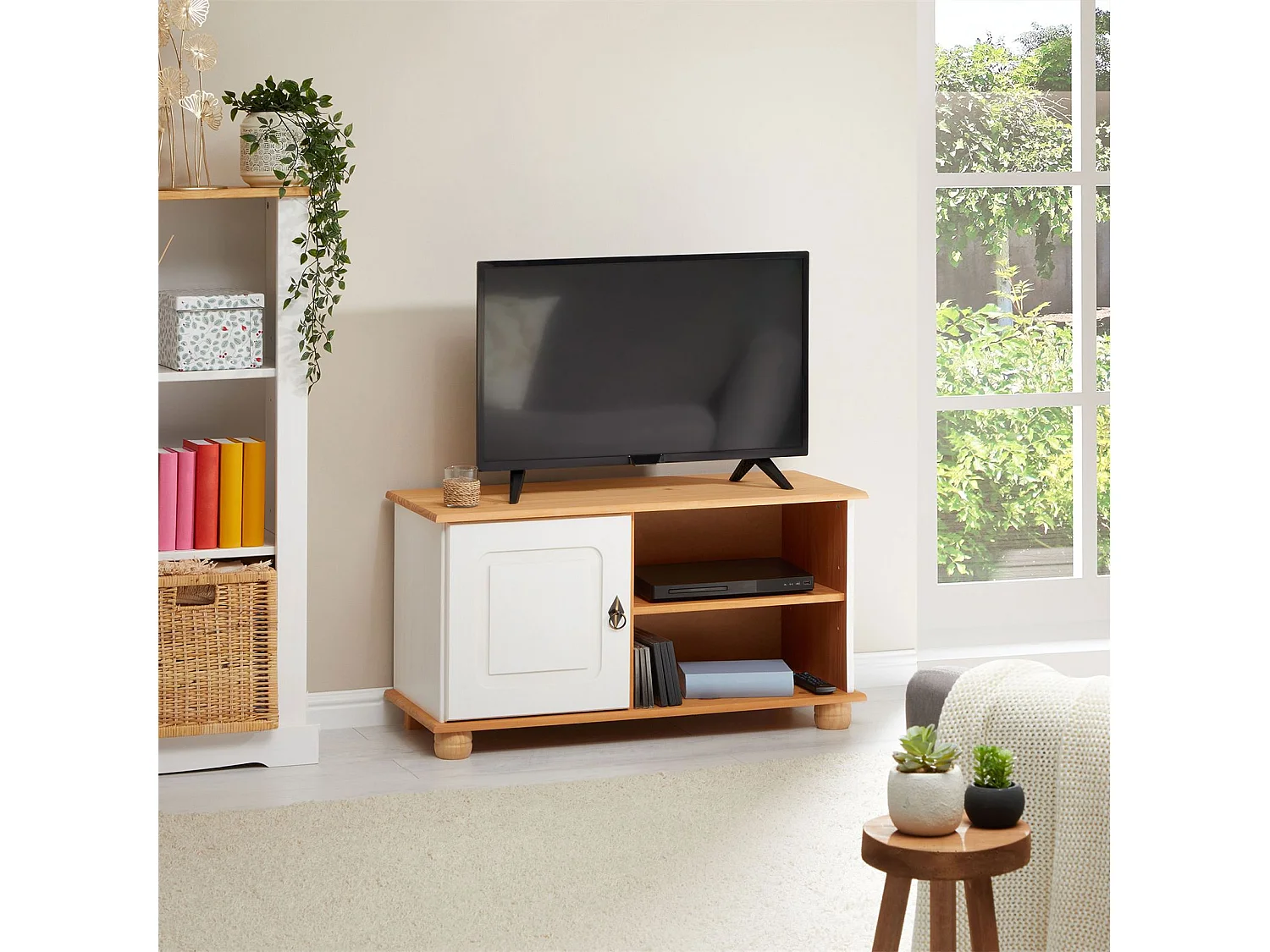 Meuble TV BELFORT banc télé de 94 cm en bois avec 1 porte et 2 niches, en pin massif lasuré blanc et brun