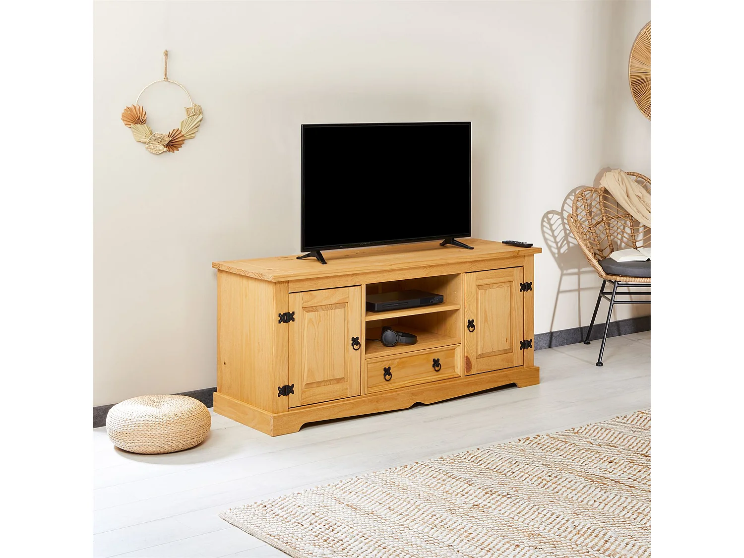 Meuble TV TEQUILA banc télé de 140 cm style mexicain avec 1 tiroir 2 niches et 2 portes, en pin massif finition teintée/cirée