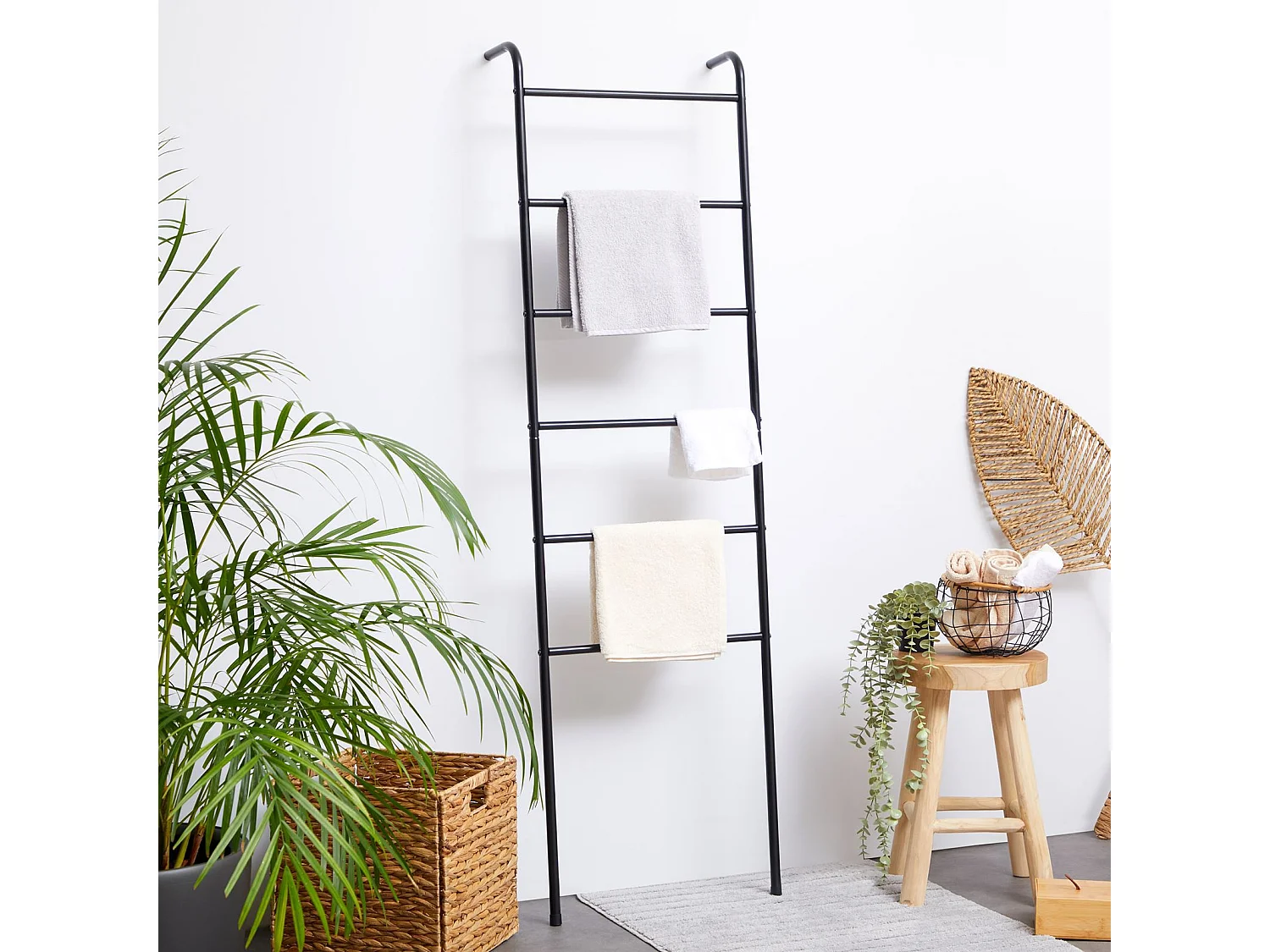 Echelle MORBIO porte-serviette échelle de décoration avec 6 barreaux, en métal laqué noir