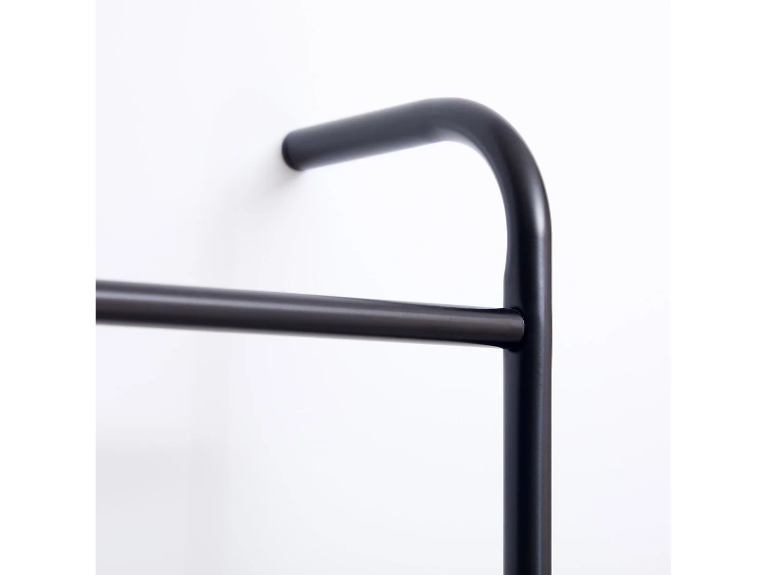 Echelle MORBIO porte-serviette échelle de décoration avec 6 barreaux, en métal laqué noir