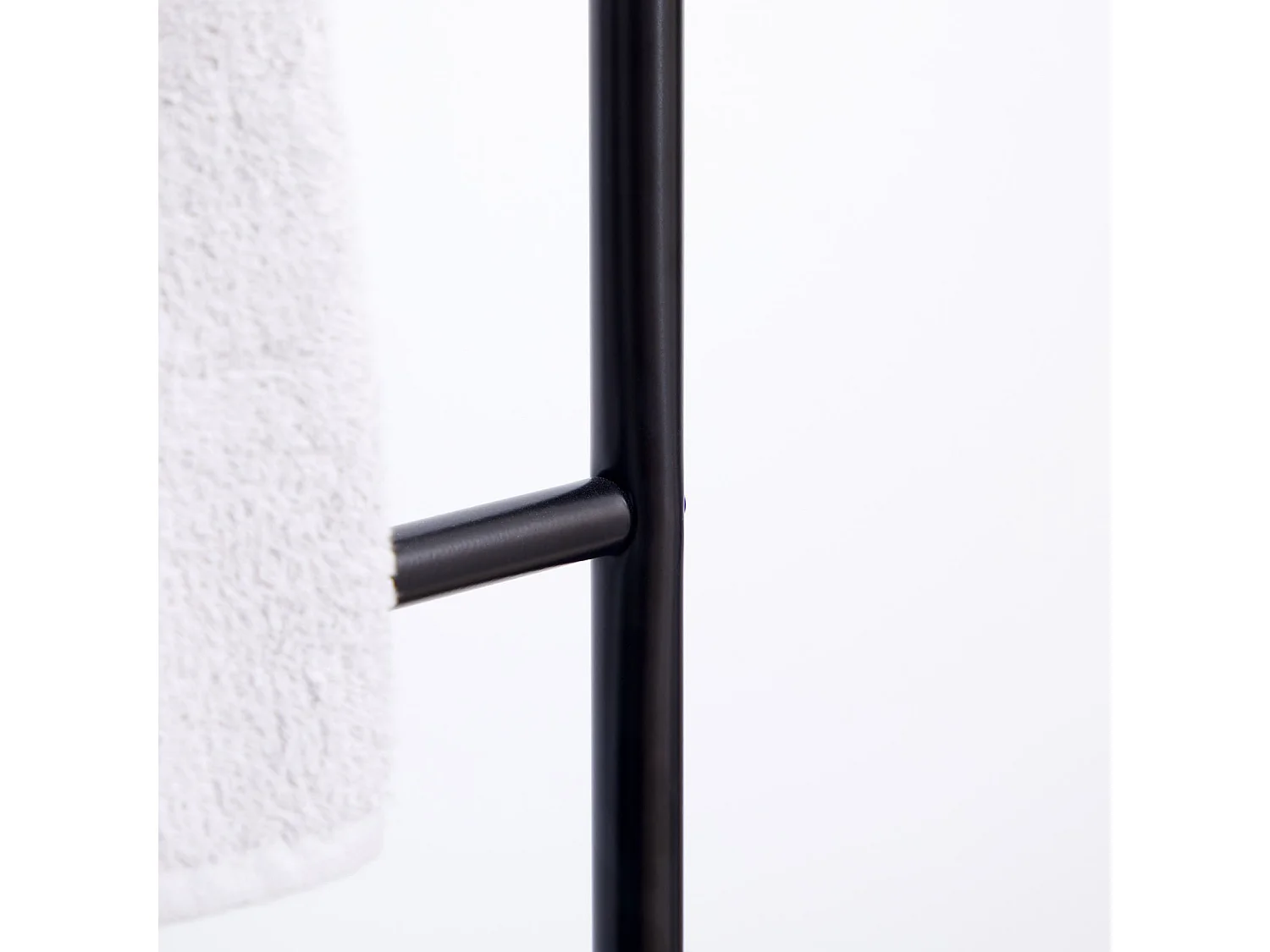 Echelle MORBIO porte-serviette échelle de décoration avec 6 barreaux, en métal laqué noir