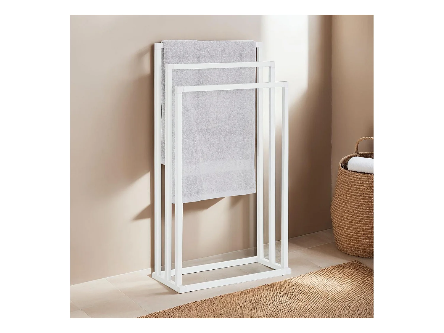 Porte-serviettes sur pied KUNO portant pour vêtements et linge de salle de bain avec 3 niveaux d'étendage, structure en métal blanc