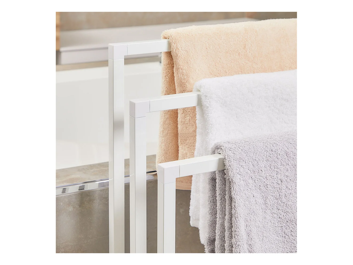 Porte-serviettes sur pied KUNO portant pour vêtements et linge de salle de bain avec 3 niveaux d'étendage, structure en métal blanc