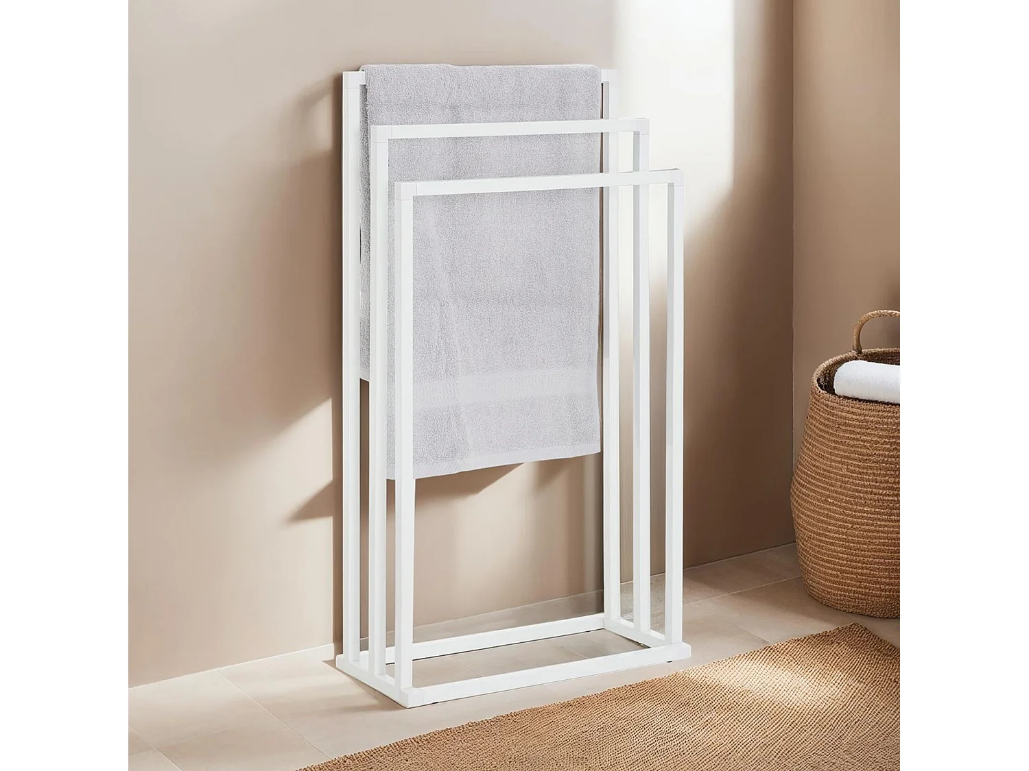 Porte-serviettes sur pied KUNO portant pour vêtements et linge de salle de bain avec 3 niveaux d'étendage, structure en métal blanc