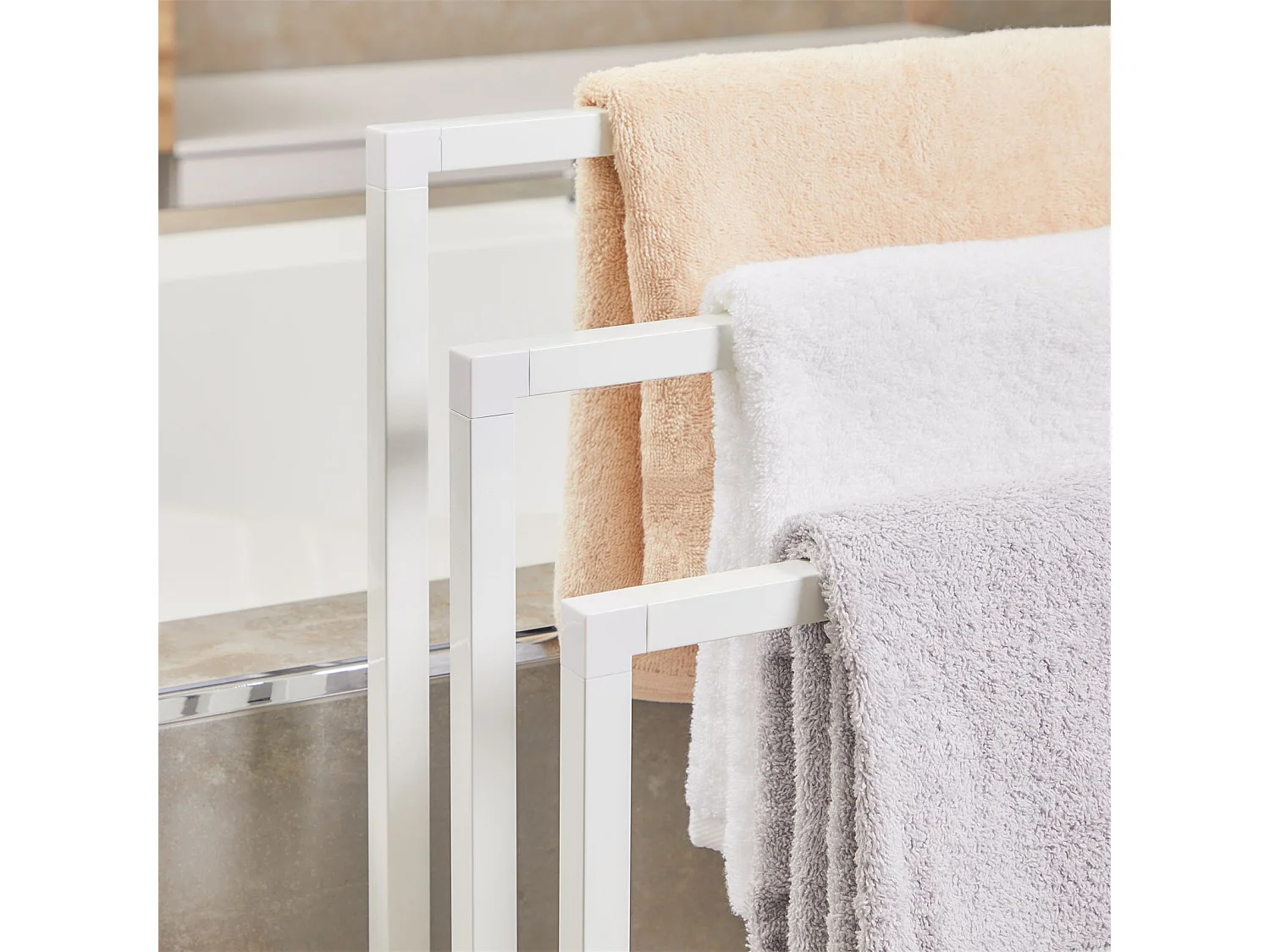 Porte-serviettes sur pied KUNO portant pour vêtements et linge de salle de bain avec 3 niveaux d'étendage, structure en métal blanc