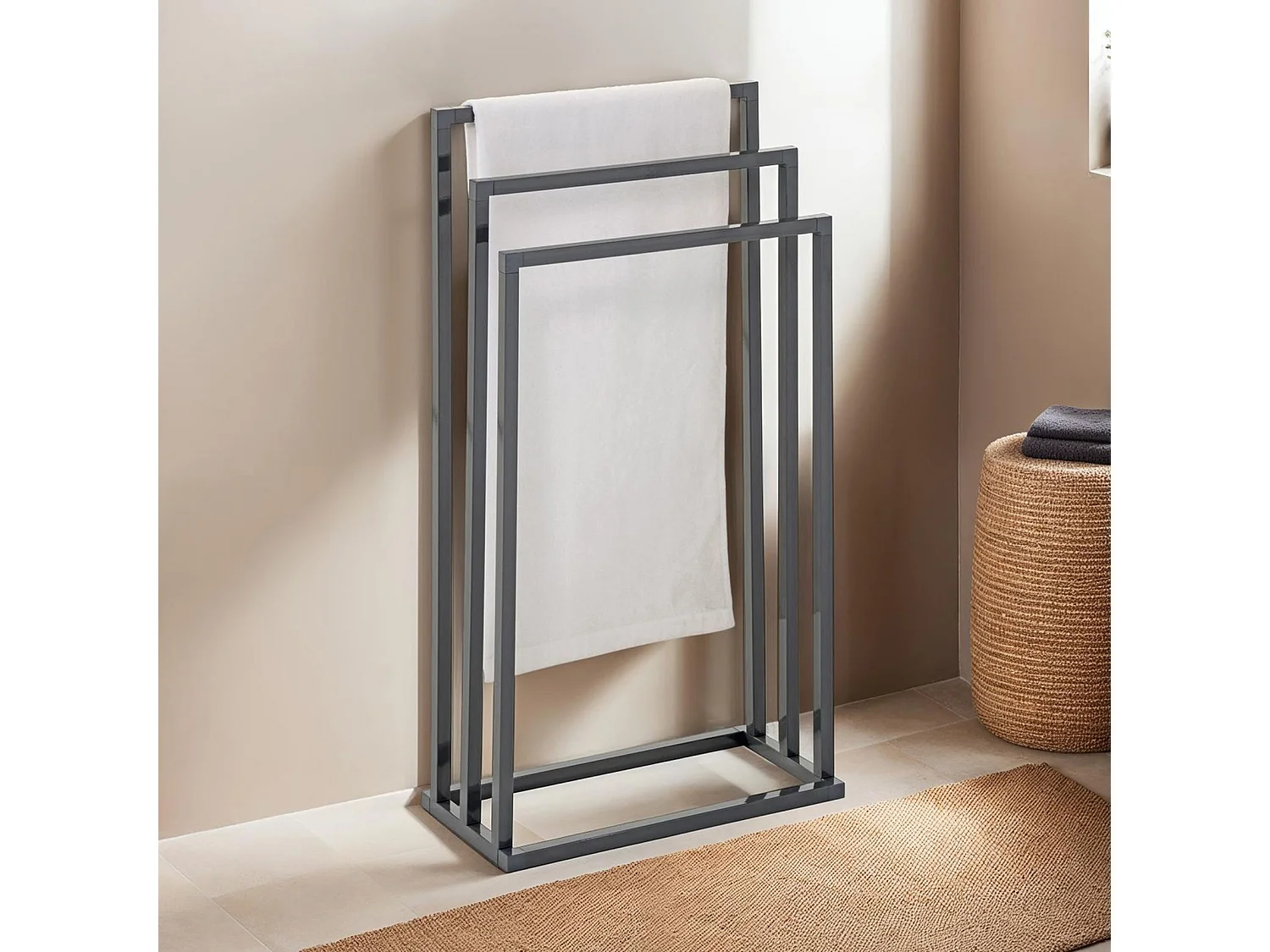 Porte-serviettes sur pied KUNO portant pour vêtements et linge de salle de bain avec 3 niveaux d'étendage, structure en métal gris
