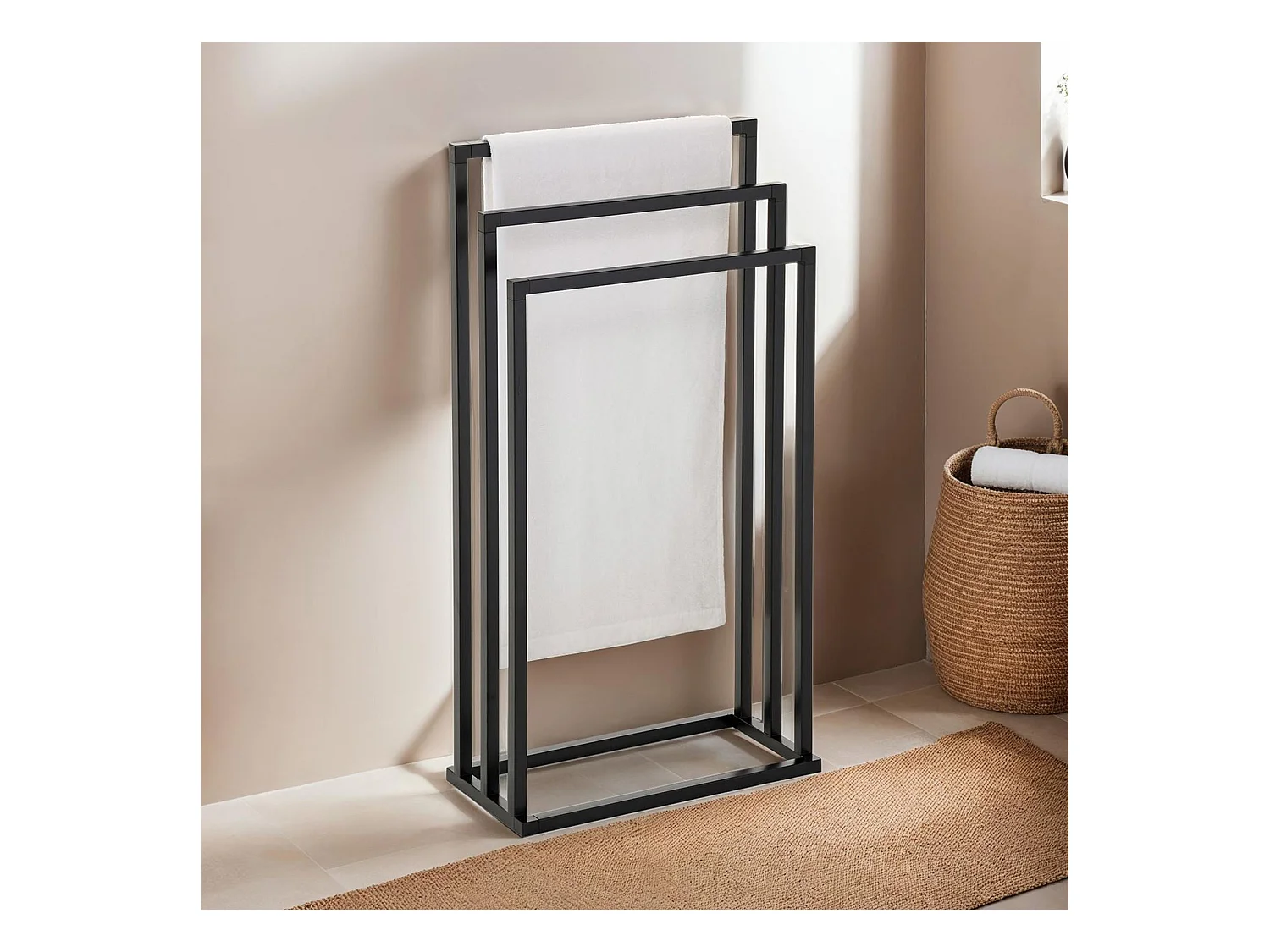 Porte-serviettes sur pied KUNO portant pour vêtements et linge de salle de bain avec 3 niveaux d'étendage, structure en métal noir
