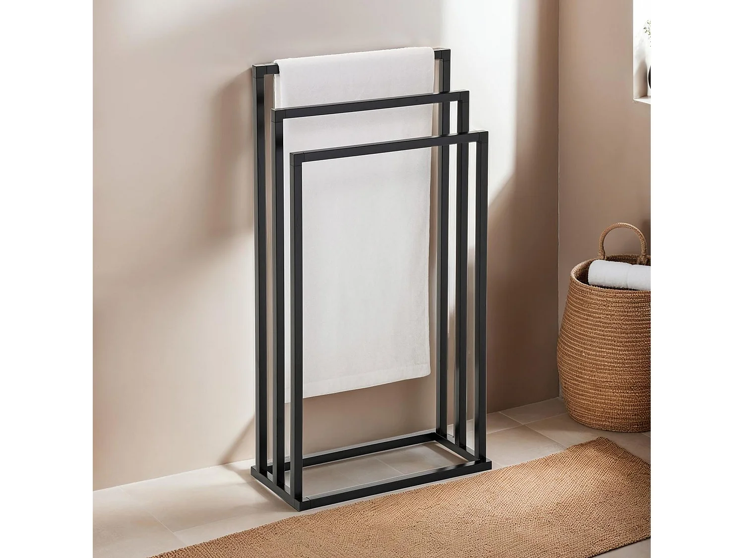 Porte-serviettes sur pied KUNO portant pour vêtements et linge de salle de bain avec 3 niveaux d'étendage, structure en métal noir