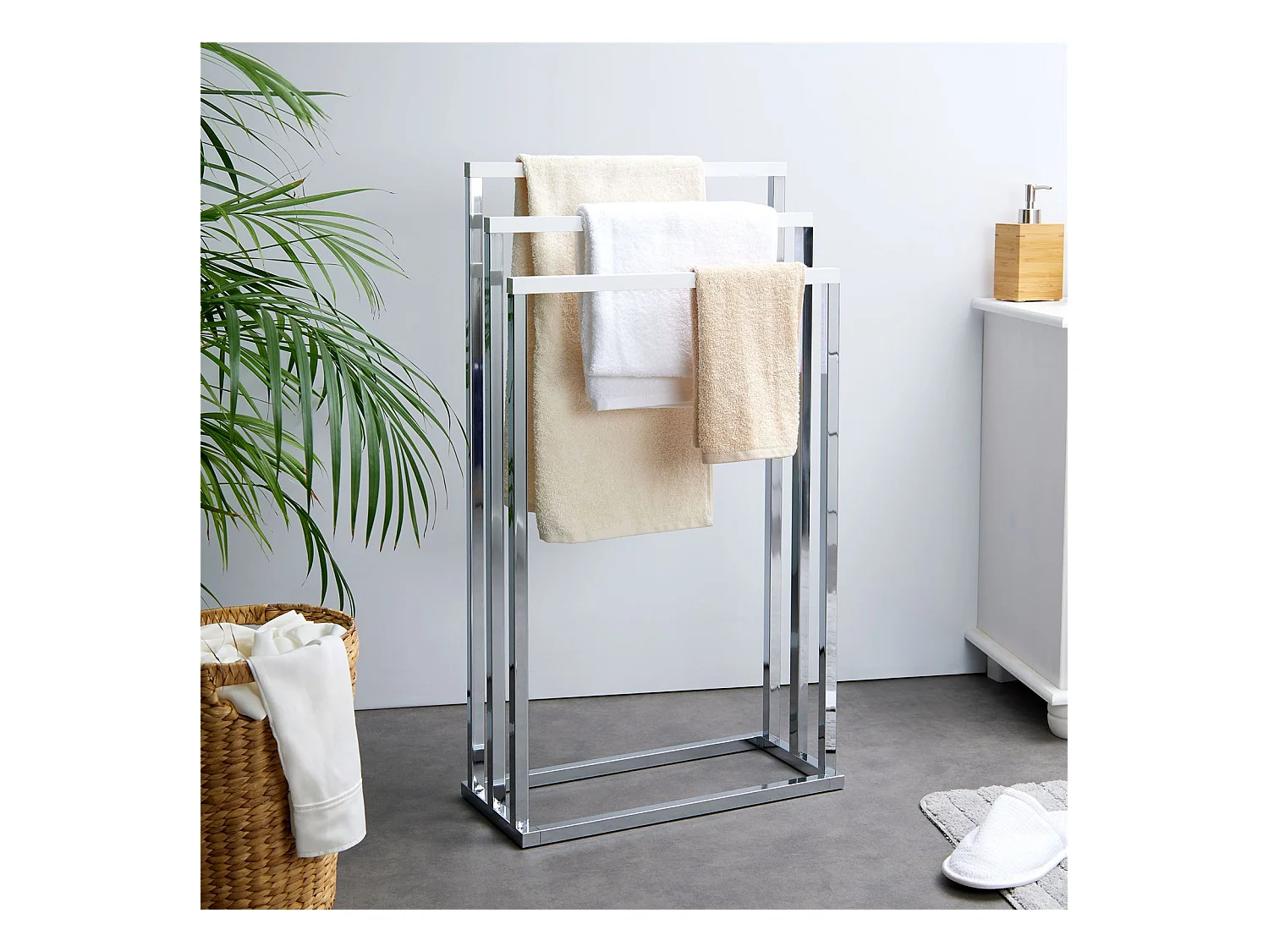 Porte-serviettes sur pied EDOARDO portant pour linge de bain ou vêtements avec 3 tringles, en métal chromé et bois  blanc