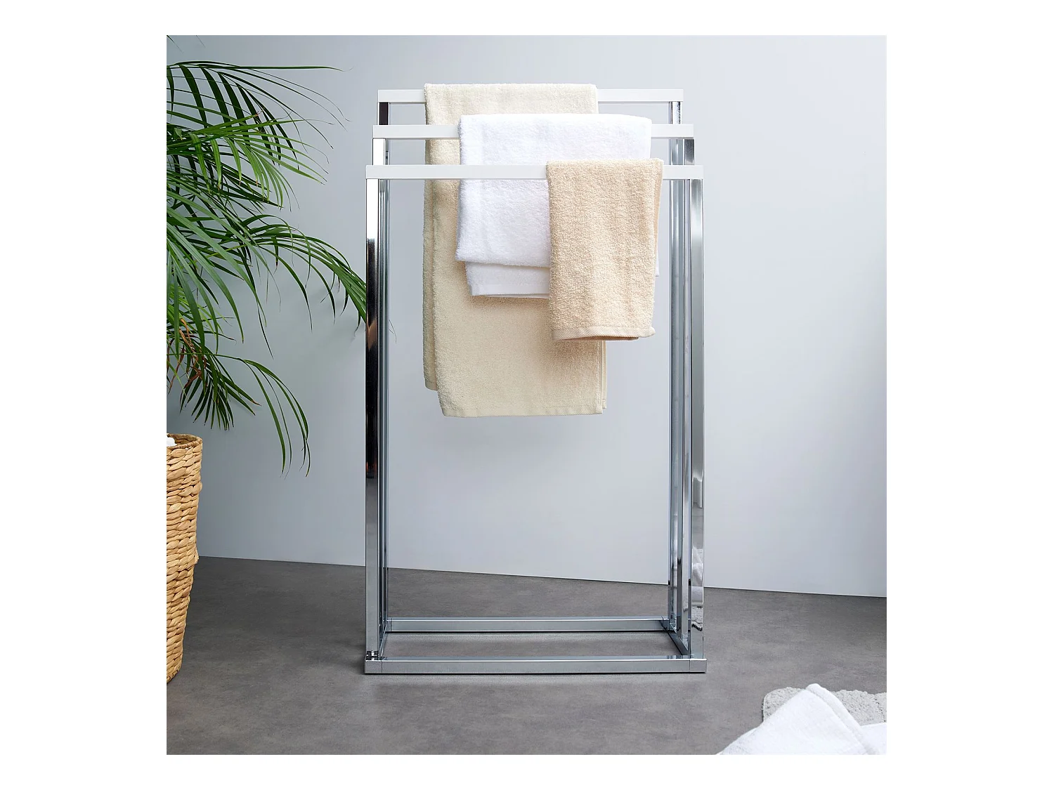 Porte-serviettes sur pied EDOARDO portant pour linge de bain ou vêtements avec 3 tringles, en métal chromé et bois  blanc