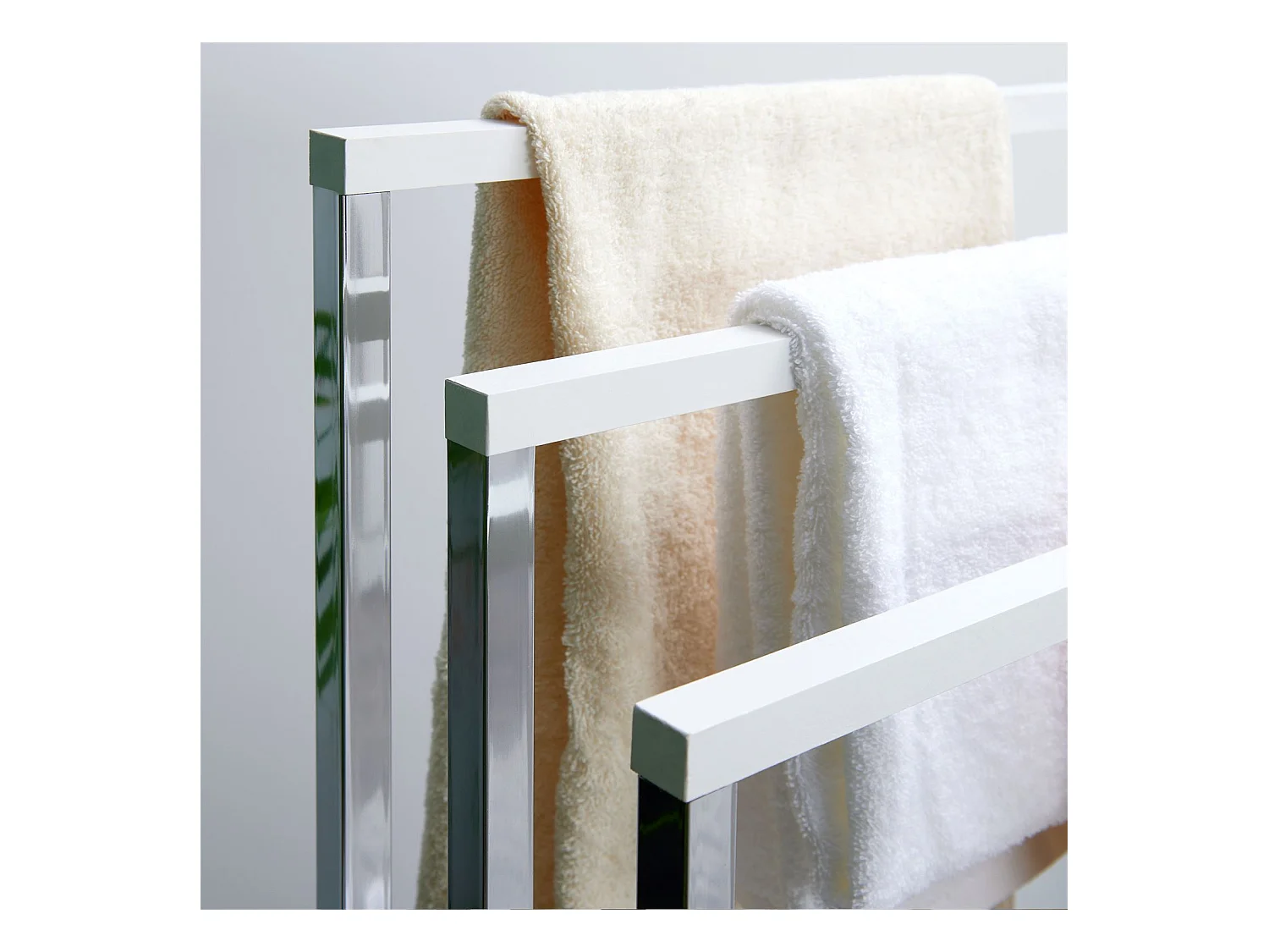 Porte-serviettes sur pied EDOARDO portant pour linge de bain ou vêtements avec 3 tringles, en métal chromé et bois  blanc