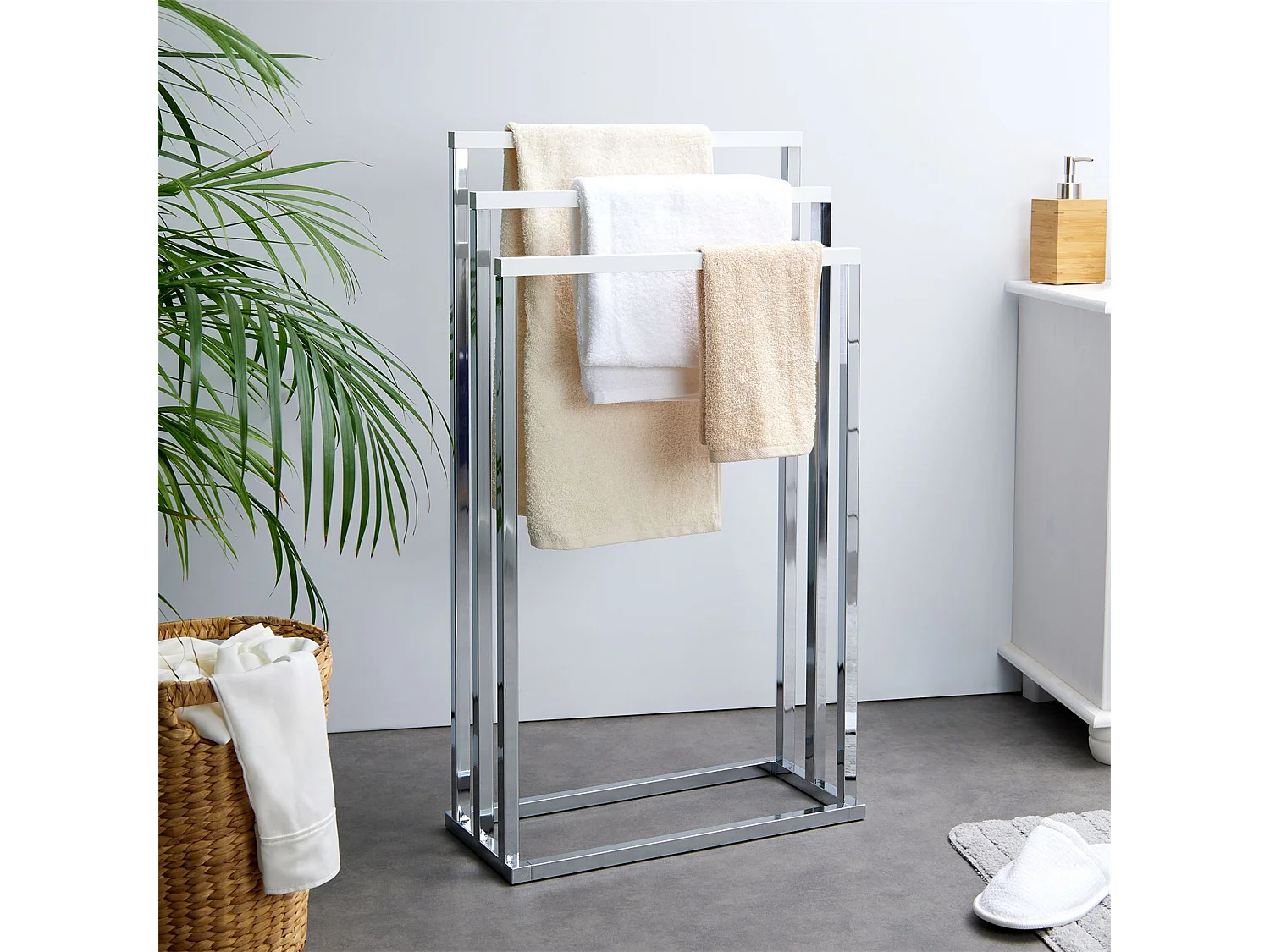 Porte-serviettes sur pied EDOARDO portant pour linge de bain ou vêtements avec 3 tringles, en métal chromé et bois  blanc