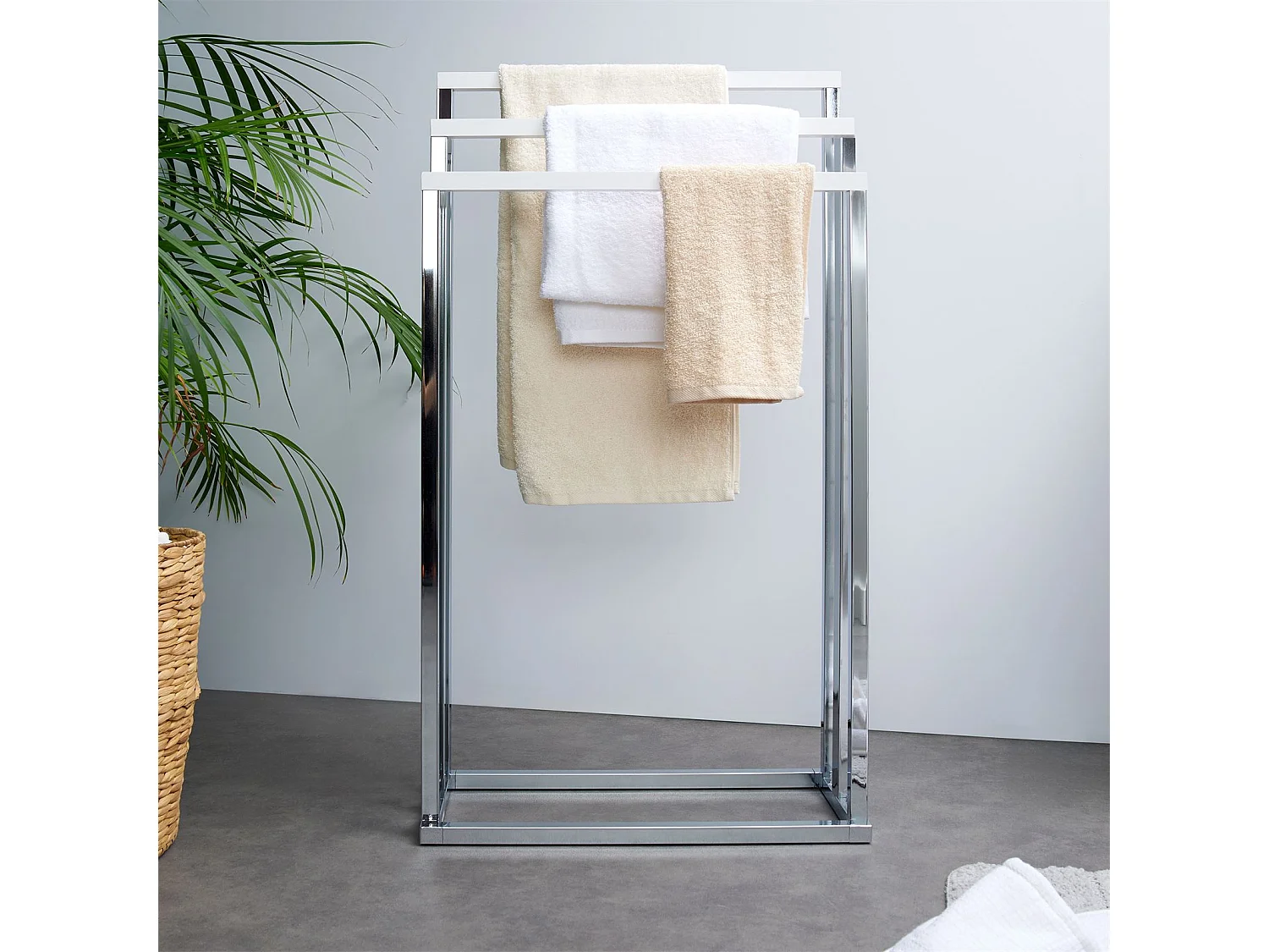 Porte-serviettes sur pied EDOARDO portant pour linge de bain ou vêtements avec 3 tringles, en métal chromé et bois  blanc