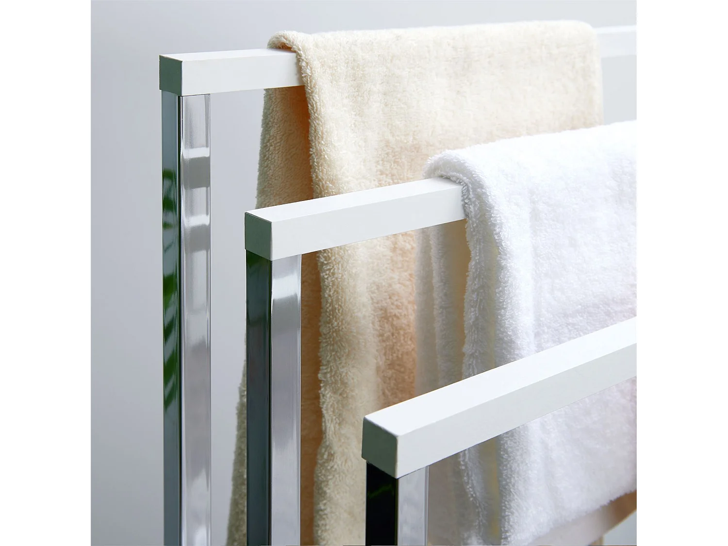 Porte-serviettes sur pied EDOARDO portant pour linge de bain ou vêtements avec 3 tringles, en métal chromé et bois  blanc