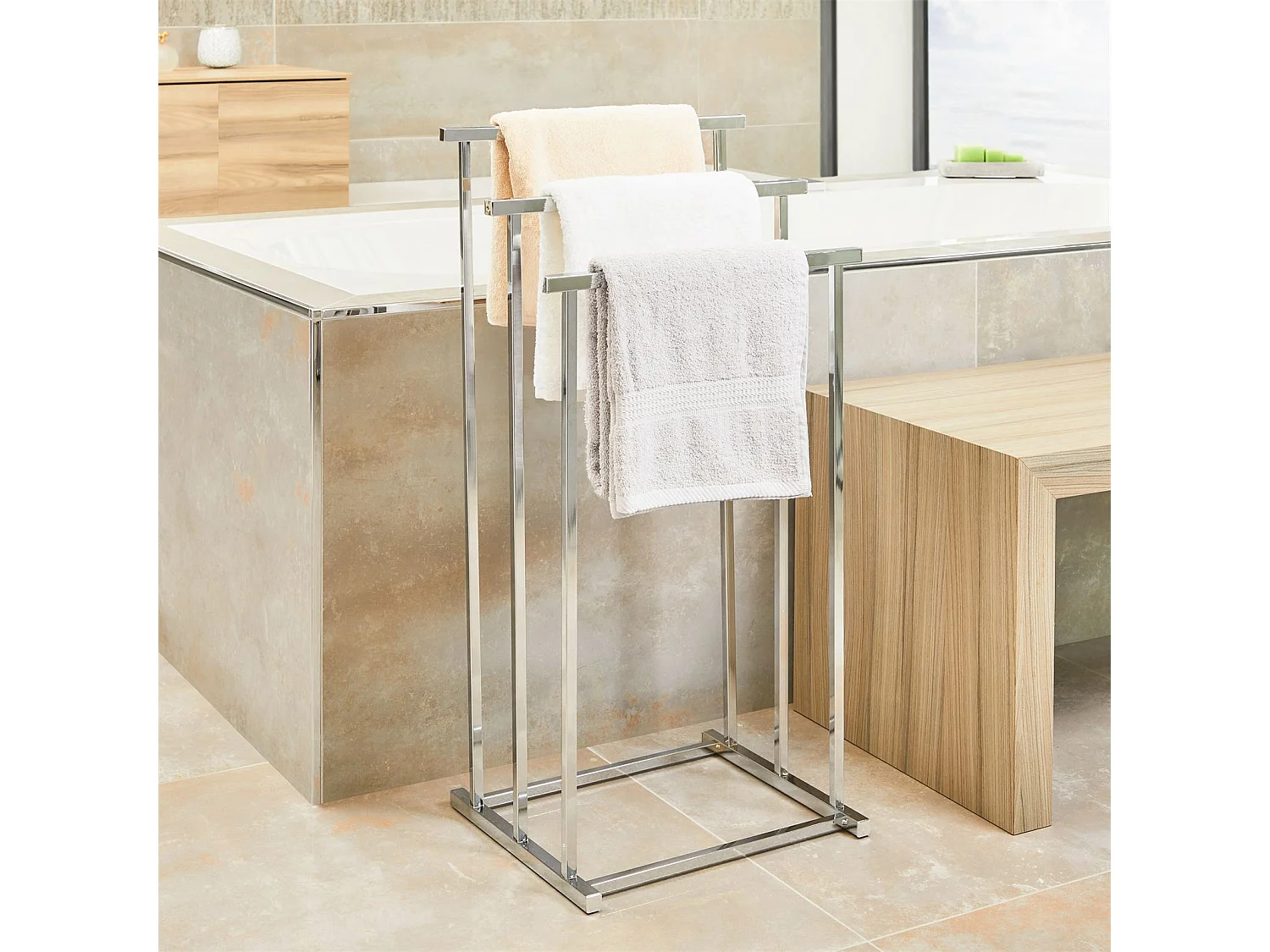 Porte-serviettes sur pied MATTIA portant pour vêtement et linge de salle de bain avec 3 niveaux d'étendage, en métal chromé