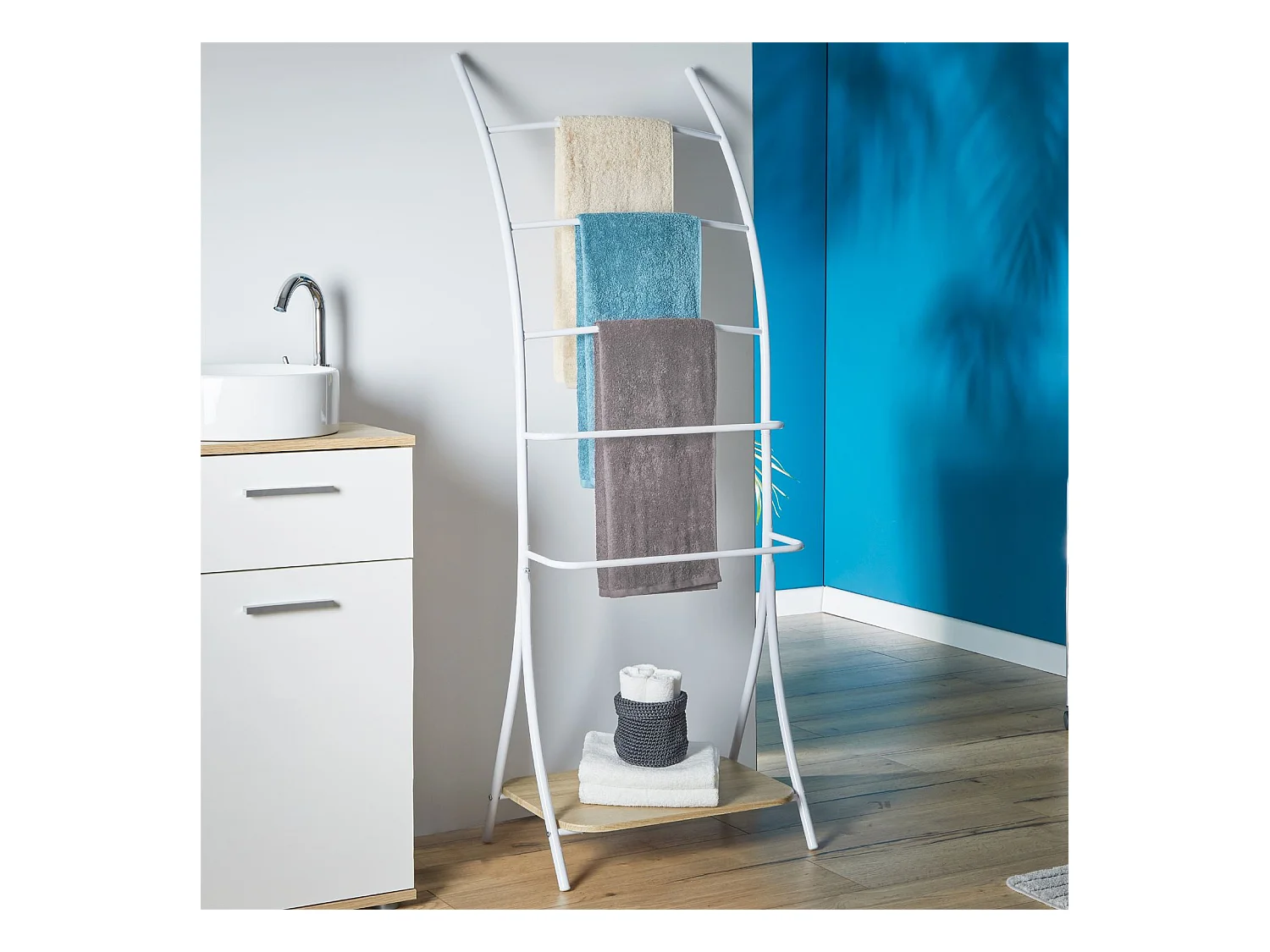 Porte-serviettes sur pied EDY avec 5 niveaux de différentes hauteurs en métal blanc et 1 étagère portant pour salles de bain