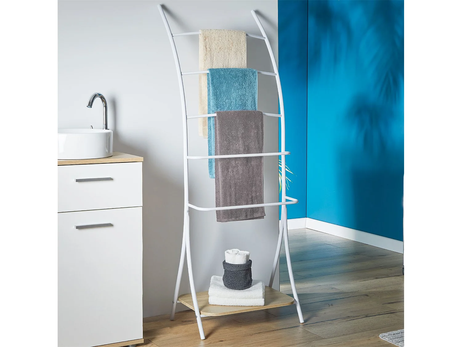 Porte-serviettes sur pied EDY avec 5 niveaux de différentes hauteurs en métal blanc et 1 étagère portant pour salles de bain