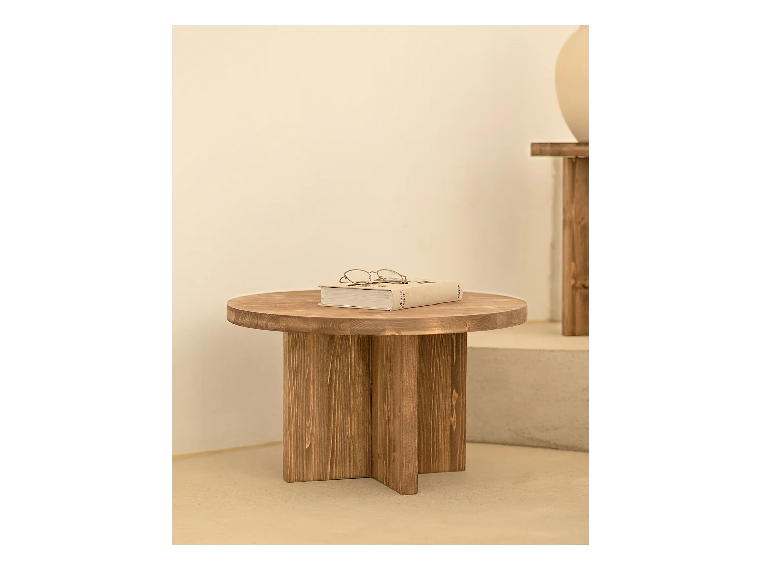 Tavolo basso rotondo in legno massello in tono marrone Ø80x33,2cm - TOKYO - DECOWOOD