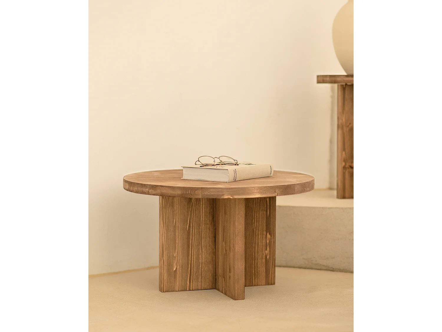 Tavolo basso rotondo in legno massello in tono marrone Ø80x33,2cm - TOKYO - DECOWOOD