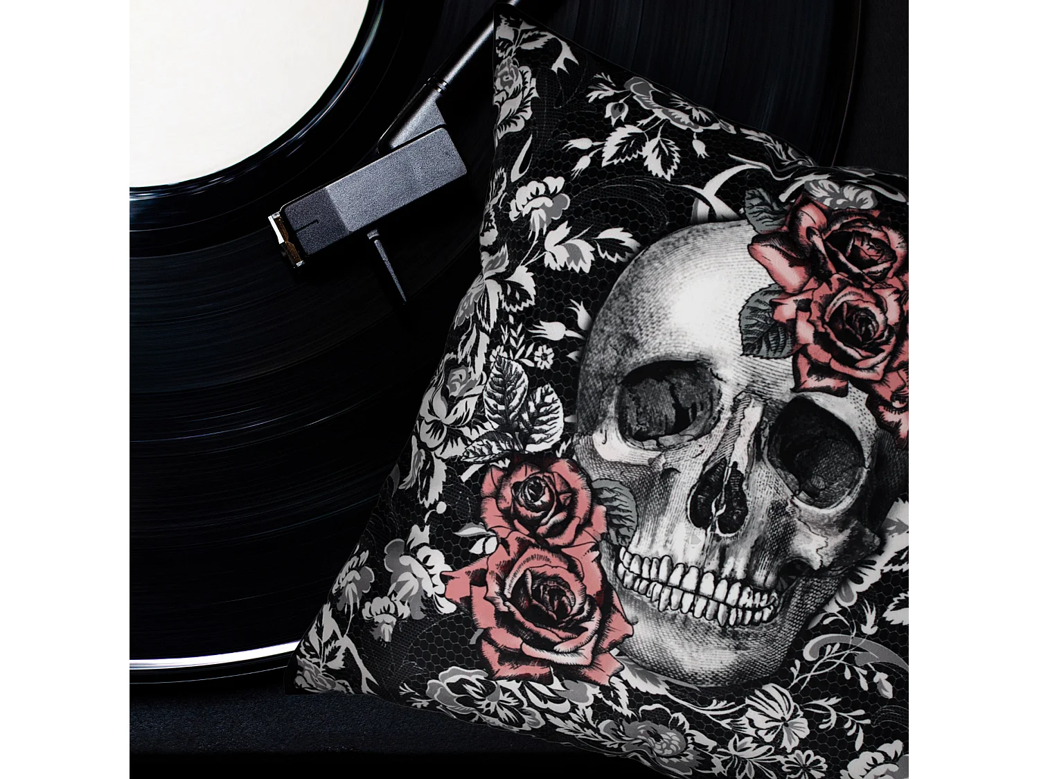 Housse de coussin 45x45 cm Tête de mort Rose qui pique