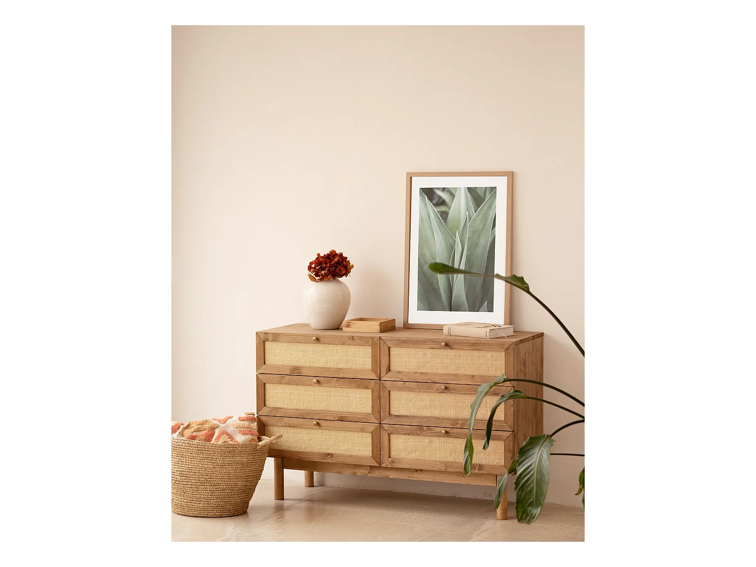 Cómoda de madera maciza y rafia con seis cajones en tono roble oscuro de 76x120cm - FRIDA - DECOWOOD