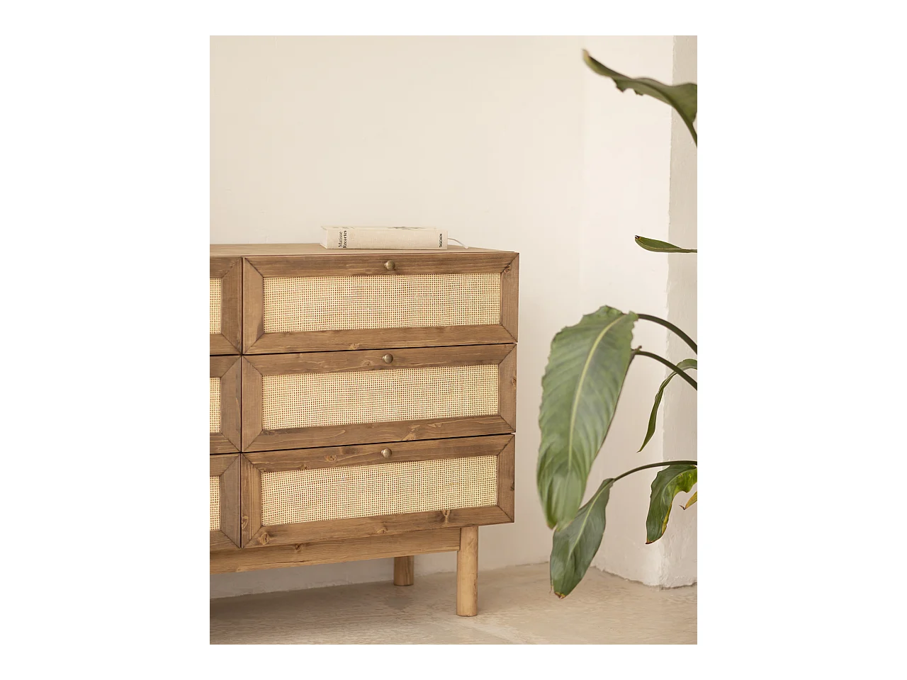 Cómoda de madera maciza y rafia con seis cajones en tono roble oscuro de 76x120cm - FRIDA - DECOWOOD