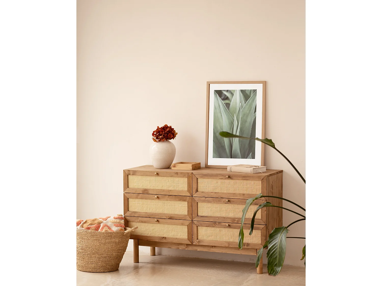 Cómoda de madera maciza y rafia con seis cajones en tono roble oscuro de 76x120cm - FRIDA - DECOWOOD