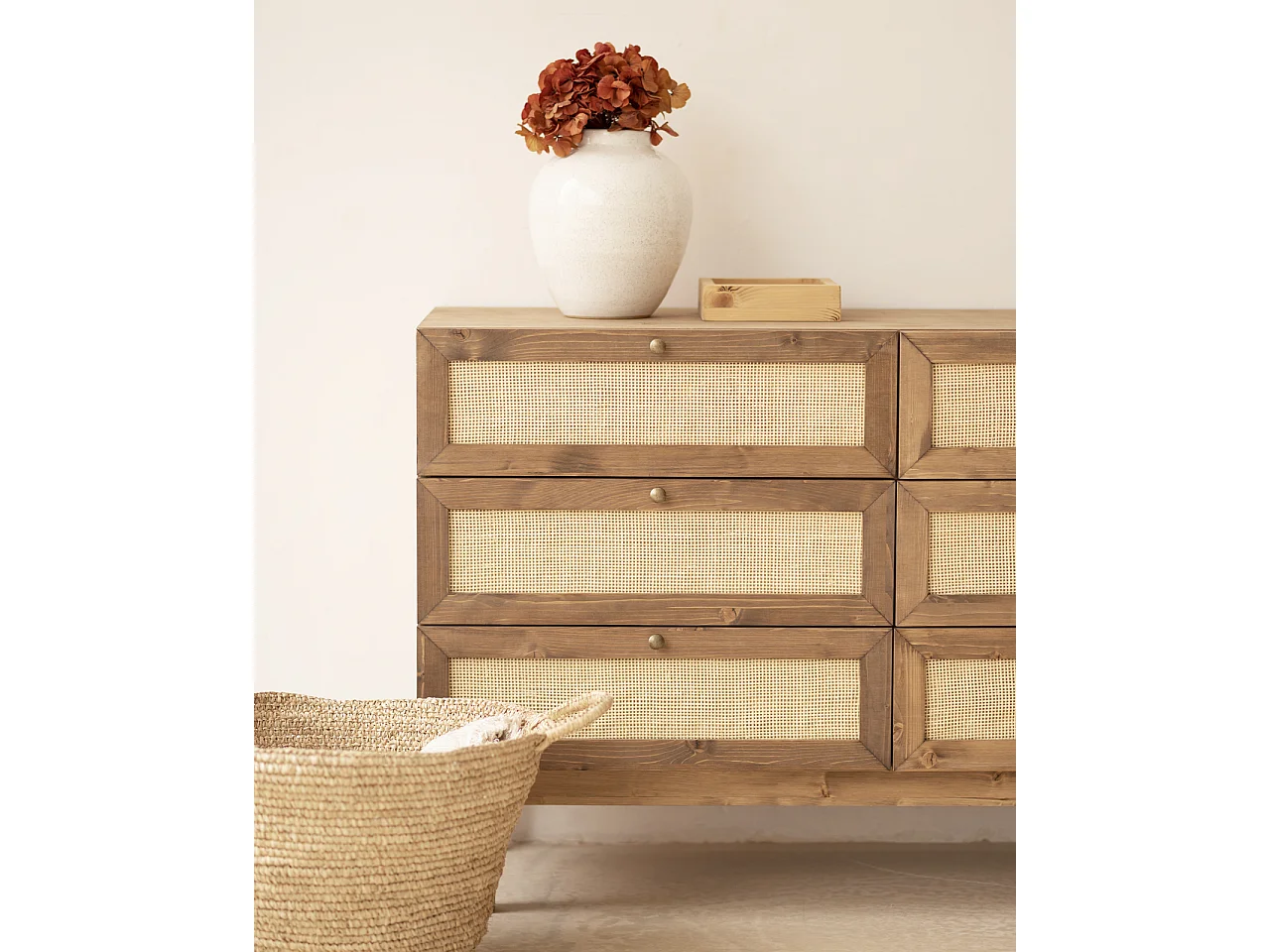 Cómoda de madera maciza y rafia con seis cajones en tono roble oscuro de 76x120cm - FRIDA - DECOWOOD